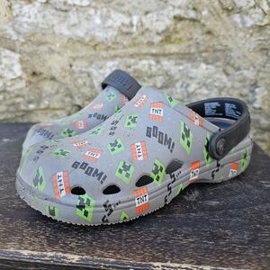 Boys Sz 13 - 1 Clogs Kids Slippers with Green‎ and Black Pattern Minecraft